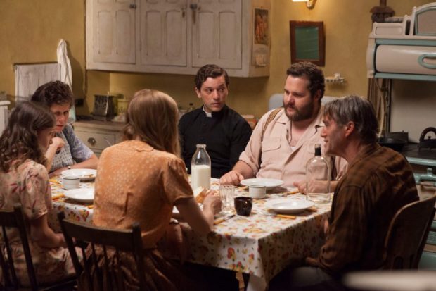 Image officielle du film Embrasse-moi comme tu m'aimes d'André Forcier - Pascale Montpetit (g.), Émi Chicoine et Mylène MacKay de dos, Alexandre Castonguay, Antoine Bertrand, Roy Dupuis (d.) - Repas arrosé sur fond de chicane familiale (Photo : Sébastien Raymond)