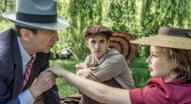 Image officielle du film Embrasse-moi comme tu m'aimes d'André Forcier - Tony Nardi (g.), Émile Schneider et Juliette Gosselin (d.) - un picnic romantique (Photo : Laurent Guérin)