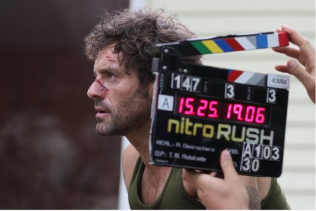 Image du tournage du film d'Alain Desrochers Nitro-Rush - Guillaume Lemay-Thivierge et claquette (source image : dossier de presse)