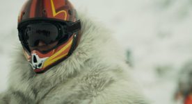 Image extraite du film Two Lovers and a Bear : on y voit un conducteur de Skidoo avec son casque - (Crédit Max Films)