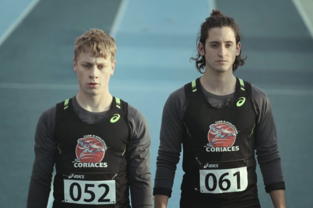 Image officielle des comédiens Antoine Olivier Pilon et Lou-Pascal Tremblay dans le film 1:54 de Yan England (Crédit : Bertrand Calmeau)