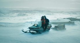 Tatiana Maslany et Photo officielle du film Two Lovers and a Bear Dane DeHaan sont sur un Skidoo / Crédit Photo: MaxFilms