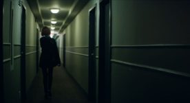 Image de La chasse au collet de Steve Kerr - On y voit la comédienne Julianne Côté de dos, dans le couloir, en route vers... (FunFilm Distribution)