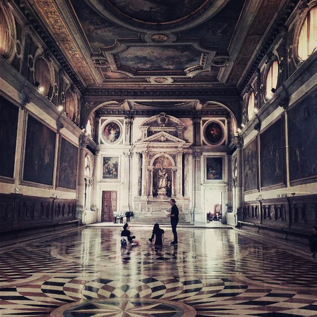 Photo de tournage de Stealing Alice È l'équipe à Venise (source page Instagram du film)