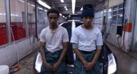 Photo des jeunes comédiens Hakeem (Nabil Rajo) et A-Mac (Jahmil French) dans une scène du film Boost de Darren Curtis