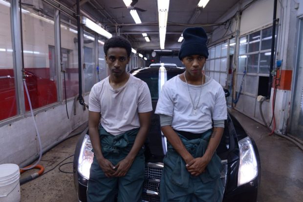 Photo des jeunes comédiens Hakeem (Nabil Rajo) et A-Mac (Jahmil French) dans une scène du film <em>Boost</em> de Darren Curtis