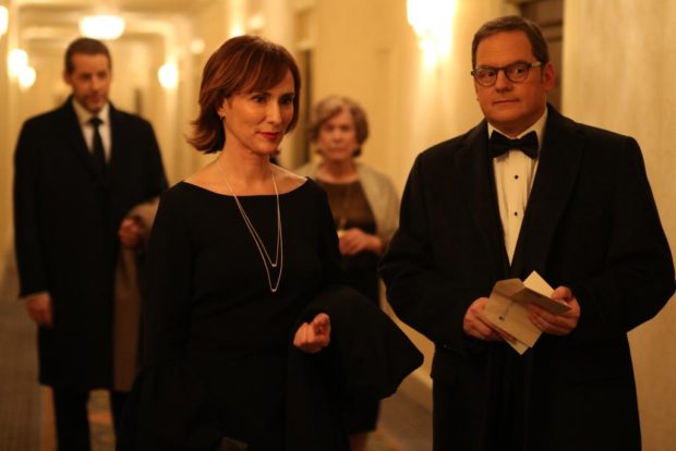 Geneviève Rioux et Paul Doucet et à l'arrière plan Denise Filiatrault et Gabriel Sabourin dans C'est le coeur qui meurt en dernier d'Alexis Durand-Brault (crédit photo Bertrand Calmeau)