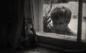Antoine L’Écuyer (le frère) dans La petite fille qui aimait trop les allumettes de Simon Lavoie (©GPA Films)