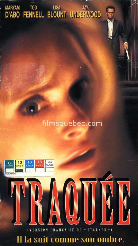 Pochette VHS du film à suspense de Douglas Jackson intitulé "Traquée" dans sa version française et "Stalked" dans sa version originale.