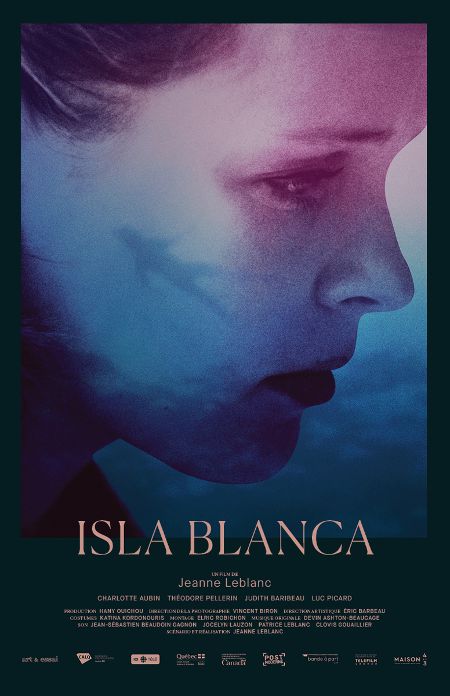 Affiche du film Isla blanca de Jeanne Leblanc - On y voit de manière très stylysée le profil de la comédienne Charlotte Aubin sur lequel se reflète une petite silhouette de nageuse.