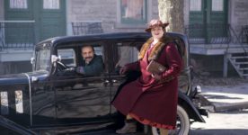 Debbie Lynch-White (La Bolduc) et Émile Proulx-Cloutier (Édouard Bolduc) dans La Bolduc de François Bouvier le couple pose en tenue chic devant une voiture de luxe)