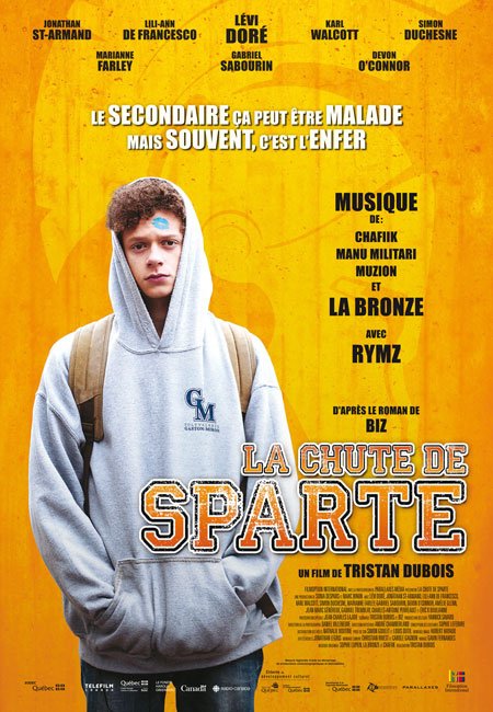 La chute de Sparte - Affiche (Sur fond jaune, un jeune homme en haut de survêtement gris se tient face à nous)