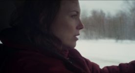 Isabelle Blais dans le film Tadoussac, de Martin Laroche (la comédienne est filmée de profil, au volant d'une auto)
