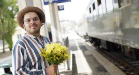 Jean-Carl Boucher dans 1991 de Ricardo Trogi (il tient un bouquet sur le quai de la gare)