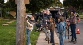 Sur le plateau de tournage de "Vivre à 100 à l'heure" (titre de travail) avec l’équipe dont Pierre Mignot derrière Louis Bélanger. Les trois jeunes acteurs (de gauche à droite): Nicolas Guay, Anais Gonzalez, Matt Hébert