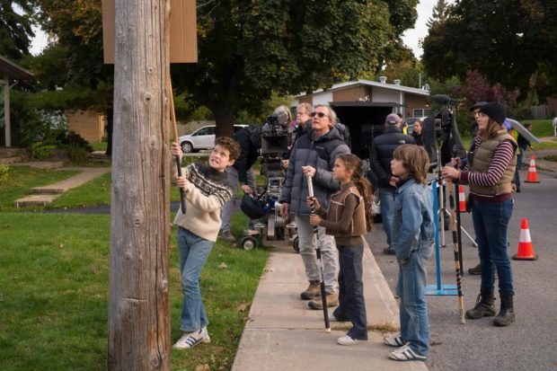 Sur le plateau de tournage de "Vivre à 100 à l'heure" (titre de travail) avec l’équipe dont Pierre Mignot derrière Louis Bélanger. Les trois jeunes acteurs (de gauche à droite): Nicolas Guay, Anais Gonzalez, Matt Hébert