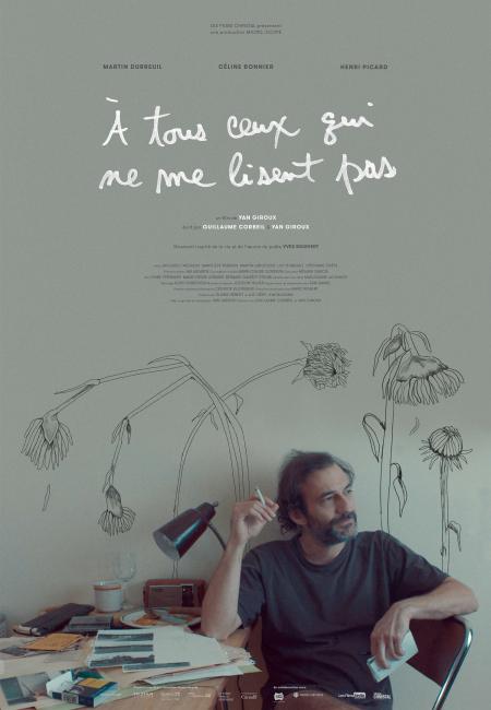 Affiche du film À tous ceux qui ne me lisent pas de Yan Giroux (sur un fond gris-vert, le comédien est assis, pensif, regardant ailleurs et fumant une cigarette)