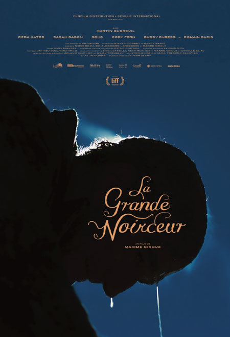 La grande noirceur - Affiche du film de Maxime Giroux (un visage ruisselant est montré de profil sur un fond bleu foncé)