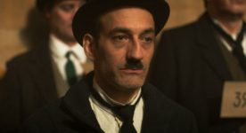 Martin Dubreuil dans La grande noirceur de Maxime Giroux (photo prise de face en costume de Charlie Chaplin)