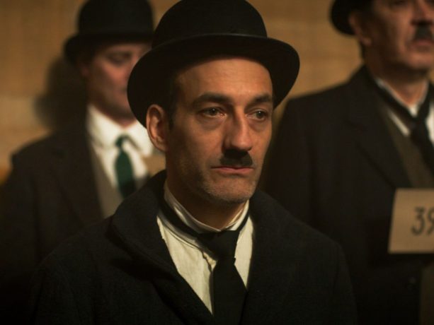 Martin Dubreuil dans La grande noirceur de Maxime Giroux (photo prise de face en costume de Charlie Chaplin)