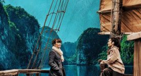 Affiche du film 14 jours 12 nuits, réalisé par Jean-Philippe Duval. Dans une baie quelque part en Asie, deux femmes se regardent sur le pont d'un vieux voilier