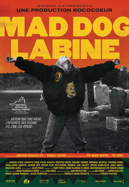 Affiche du film Mad Dog Labine de Jonathan Beaulieu-Cyr et Renaud Lessard (au milieu d'un cimetière, une fillette a les bras écartés, la tête levée au ciel)