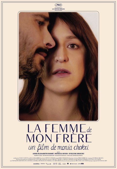 Affiche québécoise du film La femme de mon frère de Monia Chokri (les deux personnages principaux sont en gros plans sur la photo, elle de face, lui de profil)