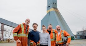 Image pré-tournage du film Souterrain de Sophie Dupuis (la réalisatrice et quatre de ses comédiens habillés posent devant un puits de forage)