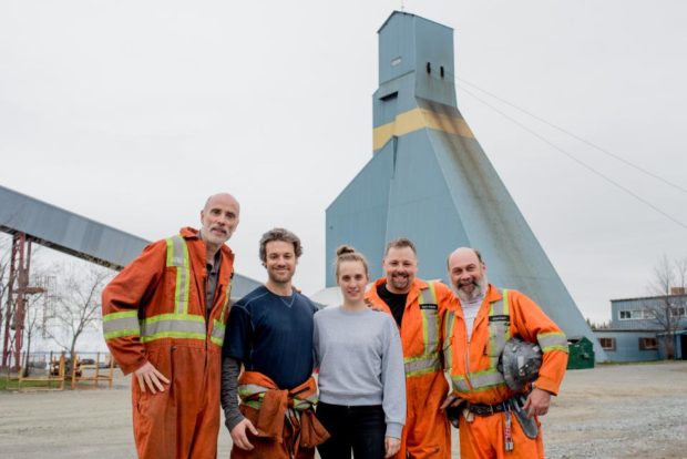 Image pré-tournage du film Souterrain de Sophie Dupuis (la réalisatrice et quatre de ses comédiens habillés posent devant un puits de forage)