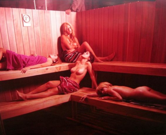 L'initiation (Denis Héroux) - Quatre filles dans un sauna (Source image: Cinépix)