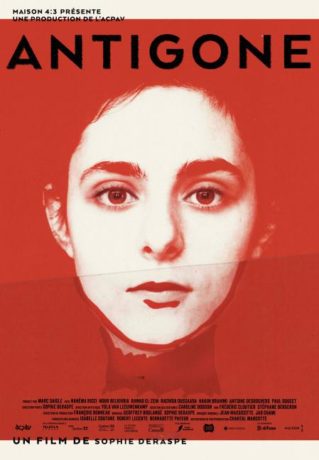 Antigone de Sophie Deraspe (affiche temporaire montrant le visage d'une jeune femme en gros plan sur fond rouge sang)
