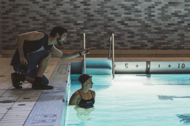 Pascal Plante et Katerine Savard sur le tournage de Nadia Butterfly (le réalisateur donne des indications à la nageuse qui est dans la piscine)