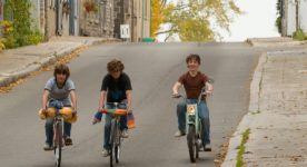 Image extraite du film Vivre à 100 milles à l'heure - Trois jeunes descendent une côte à vélo