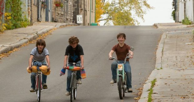 Image extraite du film Vivre à 100 milles à l'heure - Trois jeunes descendent une côte à vélo