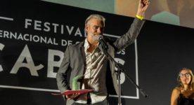 Sylvain Corbeil de metafilms (coproducteur québécois de Falcon Lake) reçoit le trophée à Los Cabos (source page Fescebook du festival)
