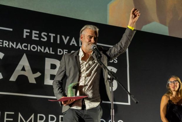 Sylvain Corbeil de metafilms (coproducteur québécois de Falcon Lake) reçoit le trophée à Los Cabos (source page Fescebook du festival)