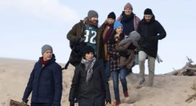 Au revoir le bonheur - Groupe au bord de la plage (photo Eric Myre)