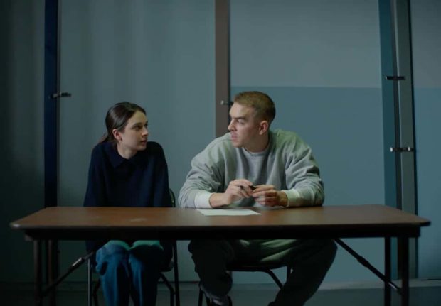 Cassandra Latreille et Antoine Pilon dans La bénévole de Geneviève Albert (2027)