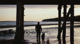 Image du film Chien Blanc - Denis Ménochet sur la plage