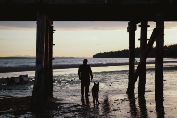 Image du film Chien Blanc - Denis Ménochet sur la plage