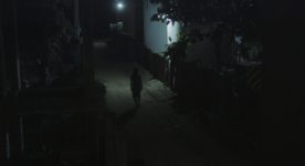 Une silhouette avance dans une rue sombre -Image extraite du film Desvio de noche d'Ariane Falardeau St-Amour et Paul Chotel