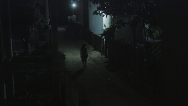 Une silhouette avance dans une rue sombre -Image extraite du film Desvio de noche d'Ariane Falardeau St-Amour et Paul Chotel