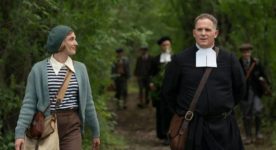 Image des comédiens Mylène Mackay (g.) et Alexandre Goyette (d.) dans une scène du film Dis-moi pourquoi ces choses sont si belles de Lyne Charlebois (Photo : Marlène Gélineau-Payette)