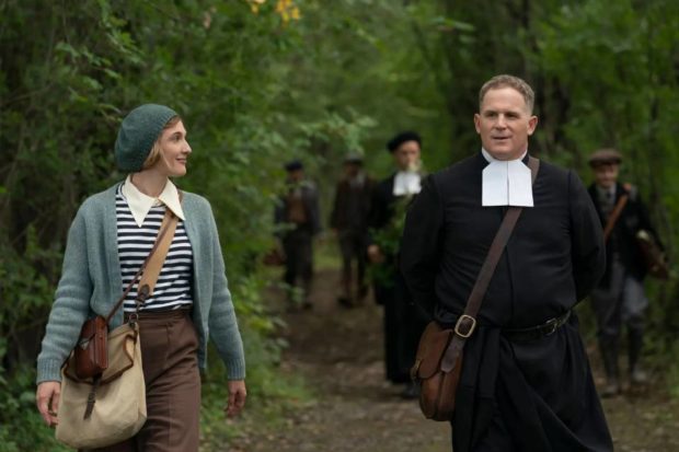 Image des comédiens Mylène Mackay (g.) et Alexandre Goyette (d.) dans une scène du film Dis-moi pourquoi ces choses sont si belles de Lyne Charlebois (Photo : Marlène Gélineau-Payette)