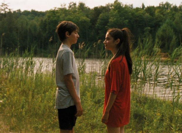 Falcon Lake (les comédiens Joseph Engel et Sara Montpetit se font face devant un plan d'eau)