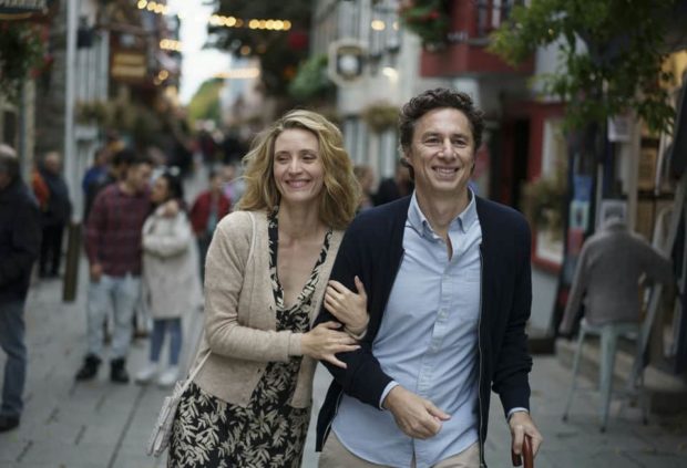 Image de Évelyne Brochu et Zach Braff dans les rues de Québec - Extrait du film French Girl / Chez les beaux-parents (Entract Films)
