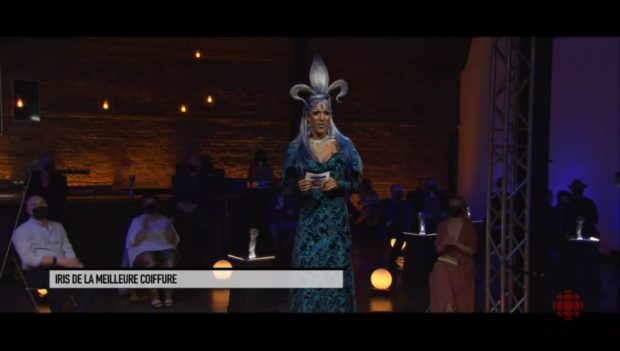 Gala Artisans 2021 - la drag queen Barbada remet l'Iris de la Meilleure coiffure