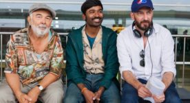 Jugnot, Dhanush, Ken ScoGérard Jugnot (g.), Dhanush (c.) et Ken Scott sur le tournage de L'extraordinaire voyage du fakir (source Christal Films Productions)tt - tournage de L'extraordinaire voyage du fakir