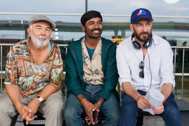 Jugnot, Dhanush, Ken ScoGérard Jugnot (g.), Dhanush (c.) et Ken Scott sur le tournage de L'extraordinaire voyage du fakir (source Christal Films Productions)tt - tournage de L'extraordinaire voyage du fakir