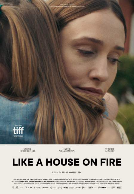 Like a House on Fire (Comme une maison en feu) - Affiche du film de Jesse Noah Klein (Entract Films) - gros plan sur le visage d'une jeune femme qui serre une fillette dans ses bras.